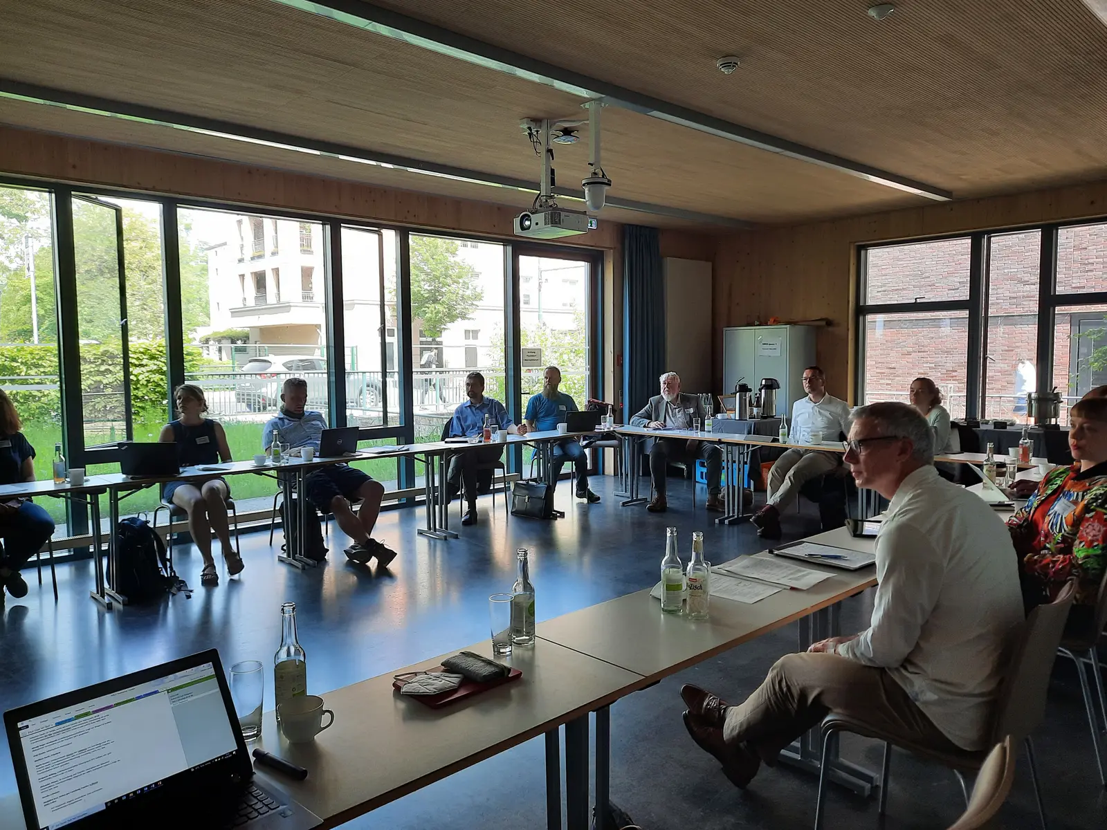 Sitzung Transferbeirat 2022 In einem großen Besprechungsraum sitzen circa ein Dutzend Personen zusammen. Das ist eine Aufnahme der Sitzung des Transferbeirates der Hochschule für nachhaltige Entwicklung im Jahr 2022.
