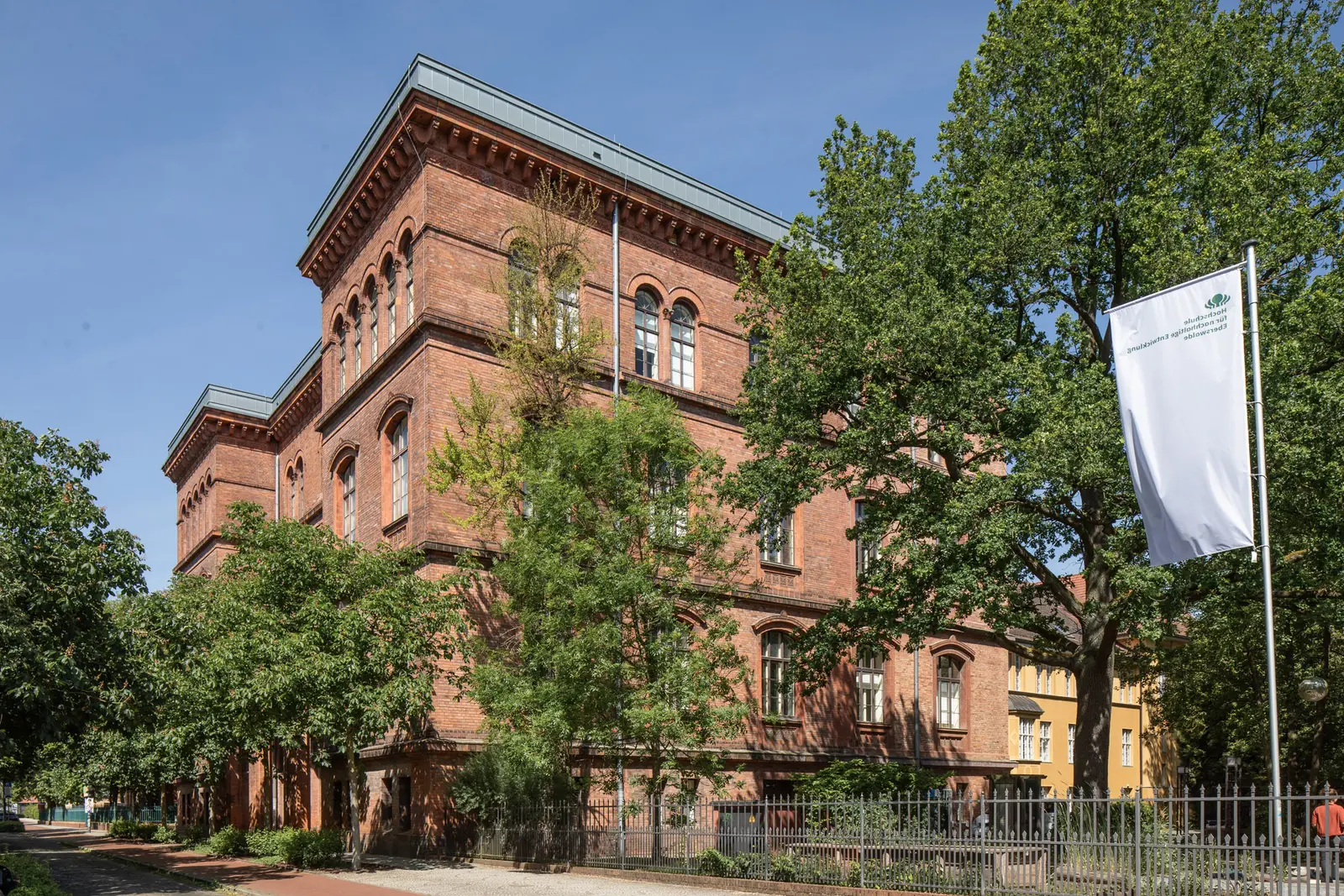 Neue Forstakademie auf dem Stadtcampus der HNEE In der Neuen Forstakademie auf dem Stadtcampus der HNEE befindet sich ein Teil der Hochschulverwaltung sowie einige Hörsäle und Seminarräume.