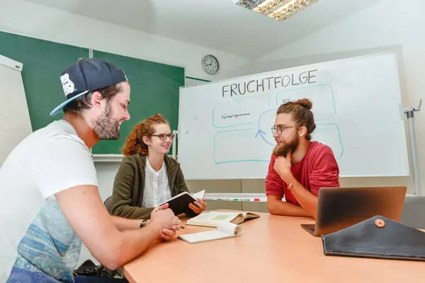 Studierende während eines Seminars Masterstudiengang Ökologische Landwirtschaft und Ernährungssysteme
